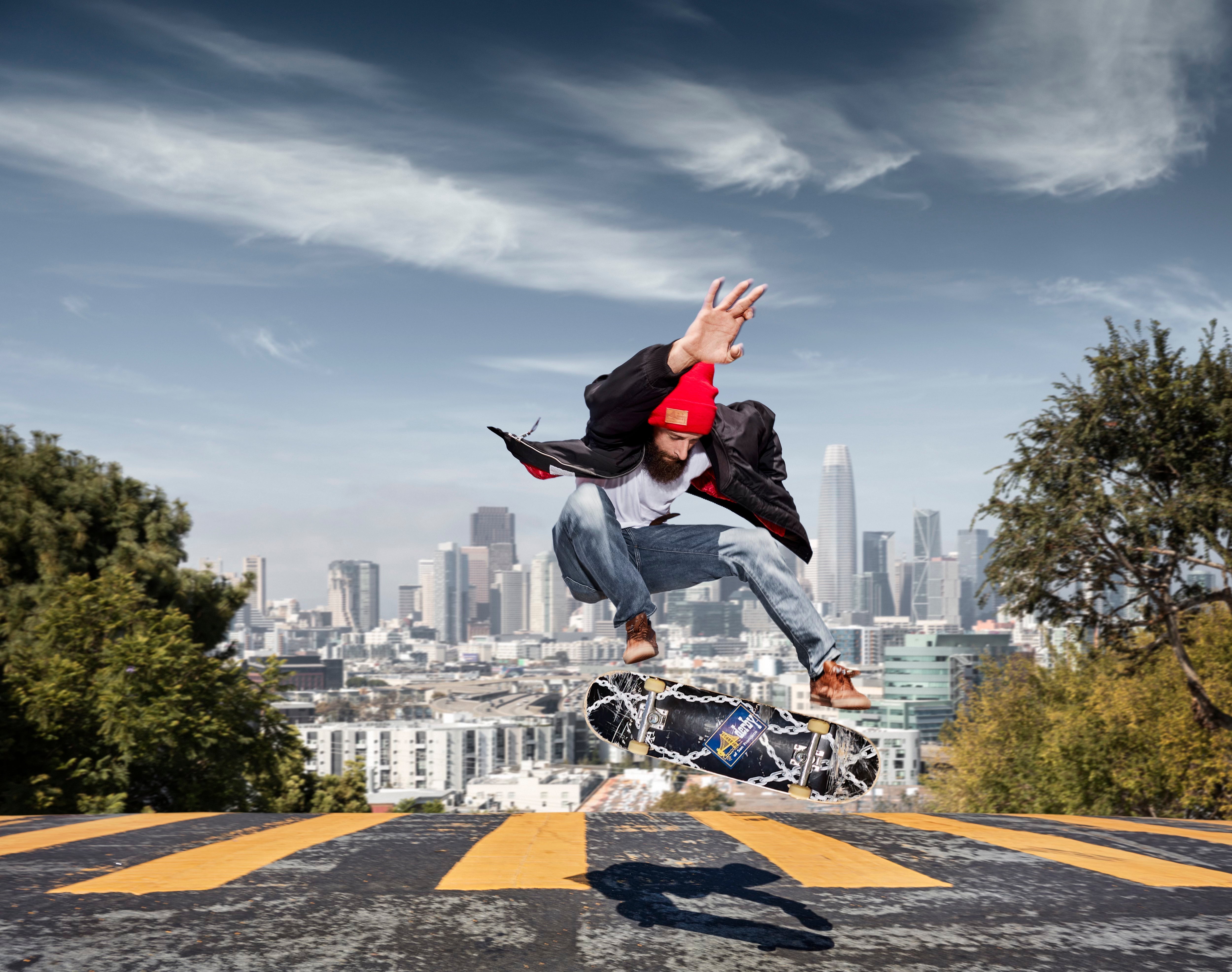 クラシックなブラックとレッドのペイズリー裏地のダービー